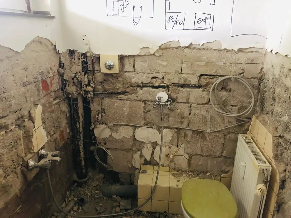 Echtes Referenzfoto eines Badezimmers im Rückbau vor der Sanierung