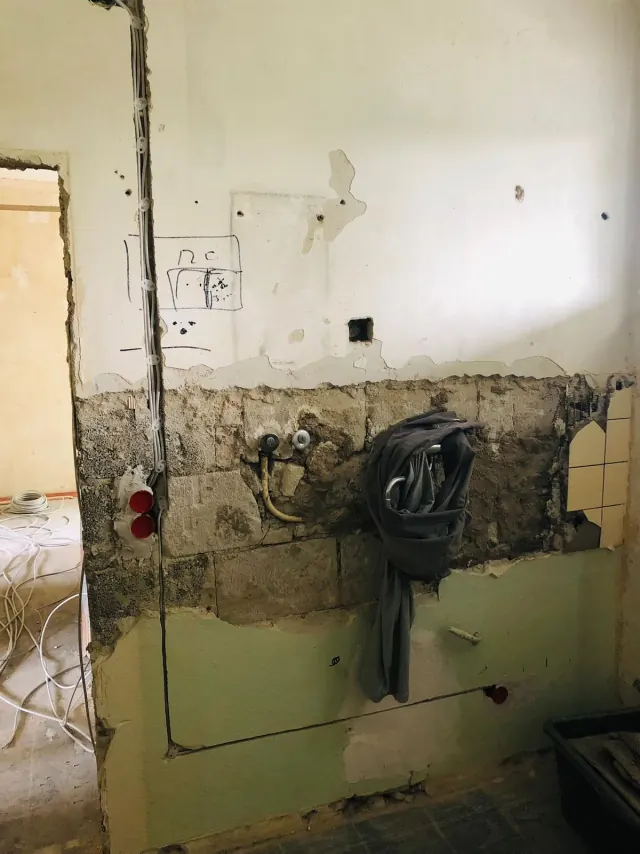 Echtes Referenzfoto einer Sanitärwand im Rückbau vor der Badsanierung