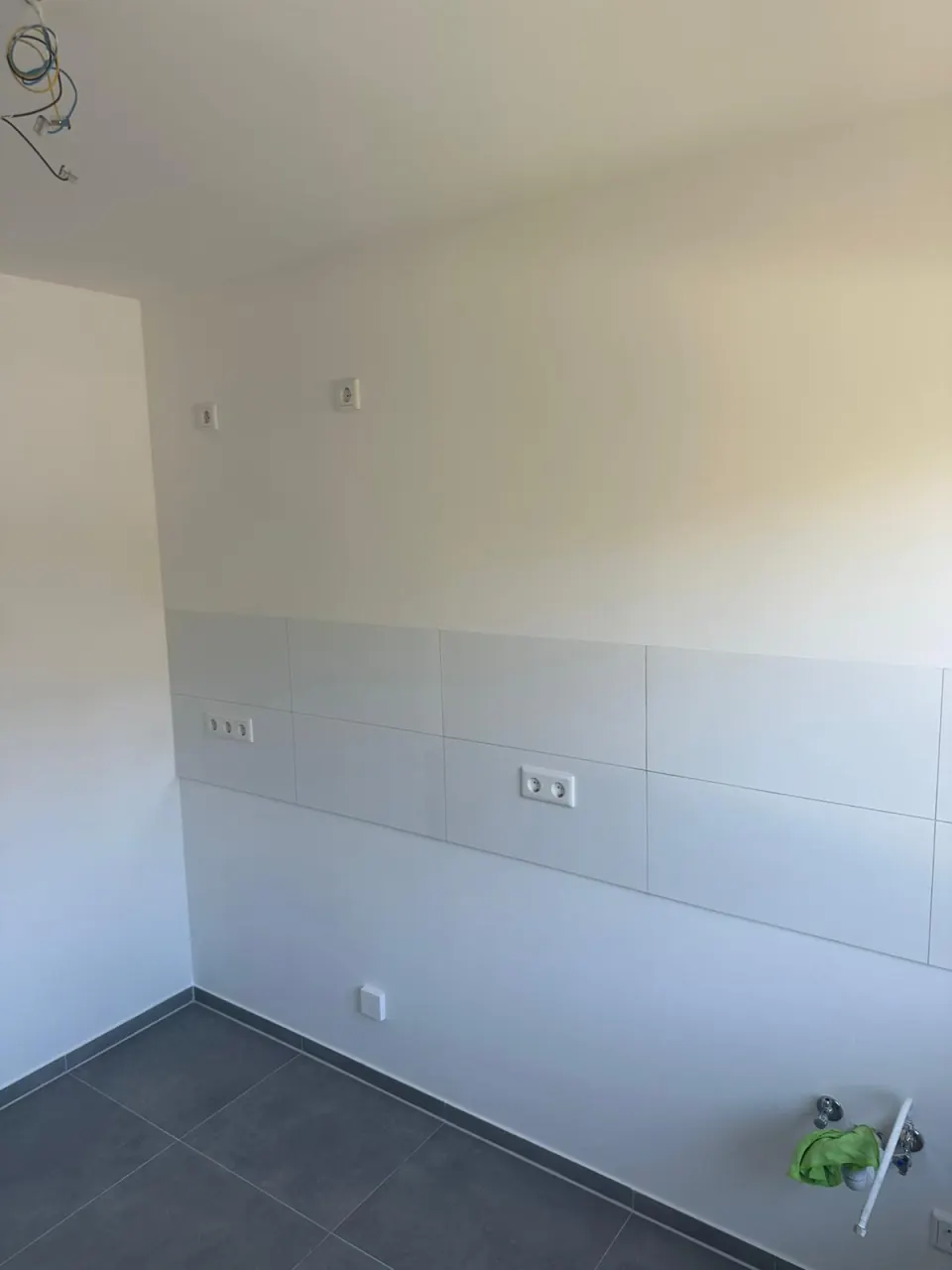 Echtes Referenzfoto einer renovierten Küche mit neuem Fliesenspiegel