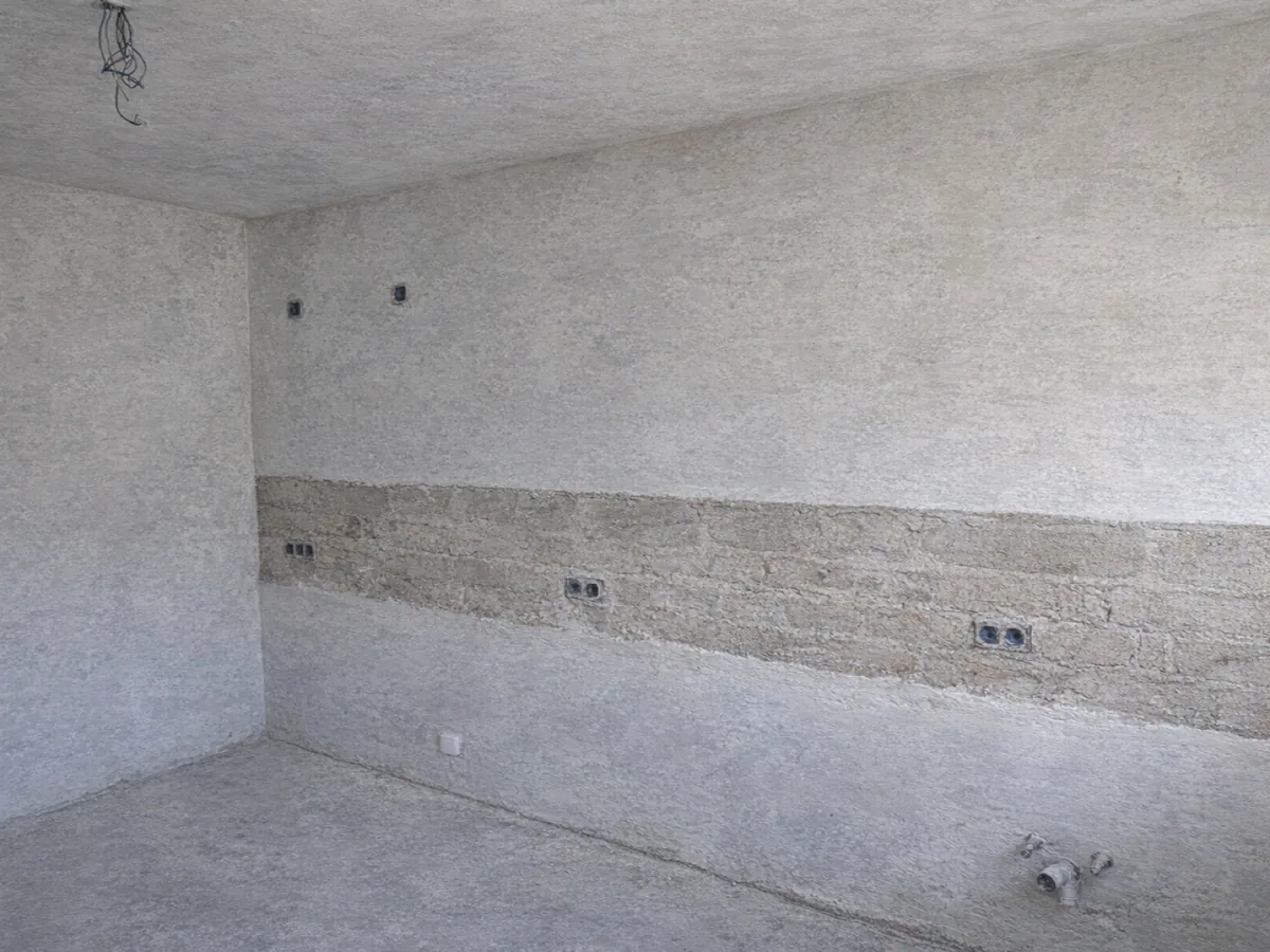Vorher-Ansicht einer Küchenwand im Rohbau