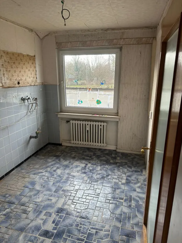 Echtes Referenzfoto einer Küche vor Renovierung mit alten Bodenfliesen