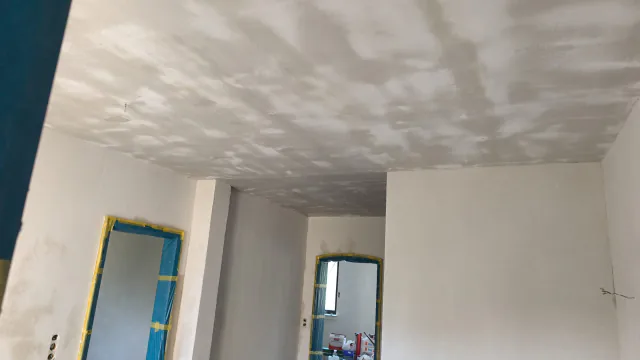 Wohnraum im Ausbau mit weitgehend geschlossener und bearbeiteter Deckenfläche