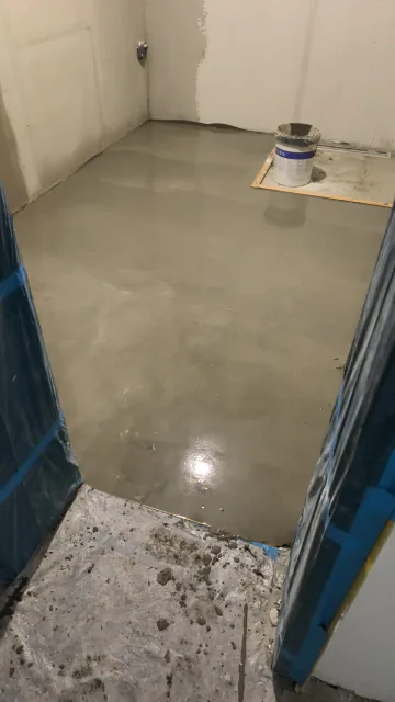 Badezimmer mit geglätteter Bodenfläche und vorbereitetem Ablaufbereich