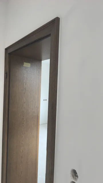 Dunkler Türrahmen in einer weiß ausgeführten Wandfläche