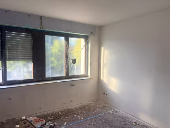 Breiter Wohnraum mit hellen Wand- und Deckenflächen sowie geschütztem Boden